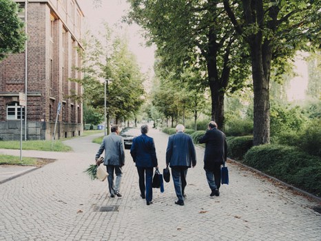 Auf dem Nachhauseweg  - Kirschbaum, Rektor, McDonald und Zuber in Rückansicht