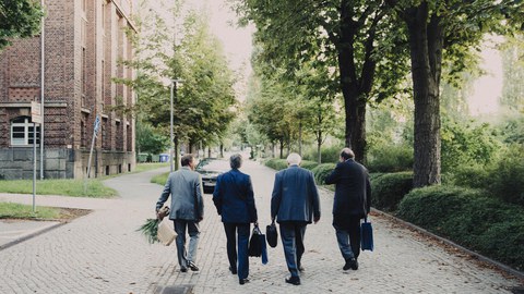 Auf dem Nachhauseweg  - Kirschbaum, Rektor, McDonald und Zuber in Rückansicht