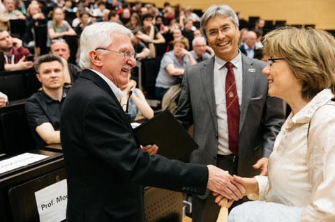 Prof. Modrich begrüßt den Rektor und seine Frau