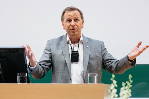 Prof. Kirschbaum bei seiner Begrüßung