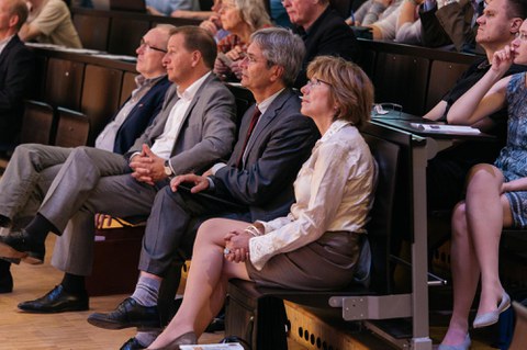 Der Rektor und seine Frau schauen dem Vortrag zu