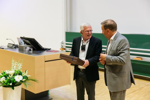 Prof. Kirschbaum übergibt Gastgeschenk an Modrich