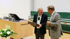 Prof. Kirschbaum übergibt Gastgeschenk an Modrich
