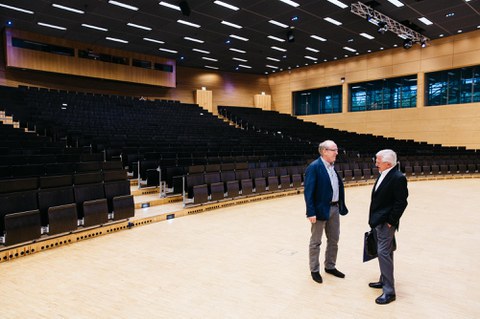 Prof. Modrich im leeren Audimax im Gespräch