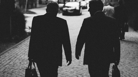 Schwarz-Weißaufnahme Modrich und Kirschbaum