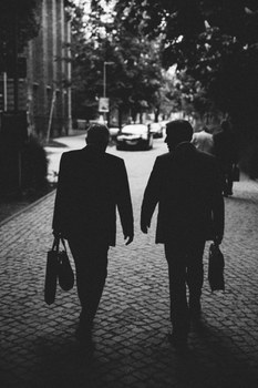 Schwarz-Weißaufnahme Modrich und Kirschbaum