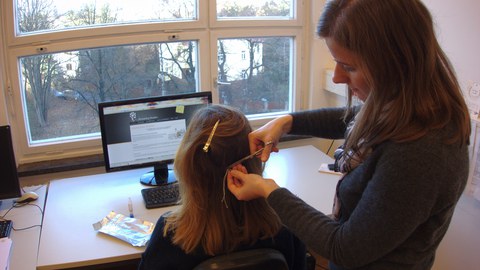 Haarprobenentnahme für die Studie