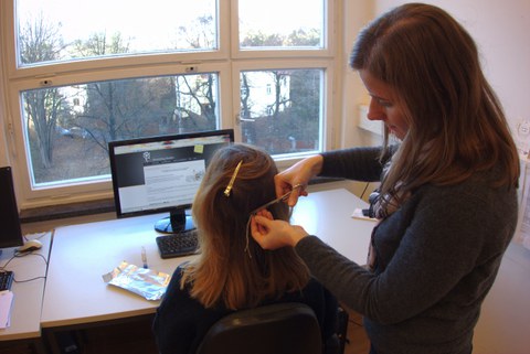 Haarprobenentnahme für die Studie