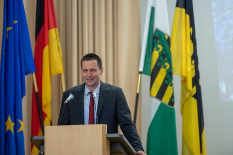 Hans Kleemann hinter dem Rednerpult