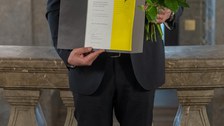 Hans Kleemann mit Blumenstrauß und Urkunde
