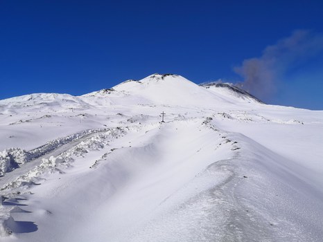 Schneebedeckte Bergspitze
