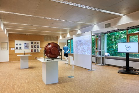 Bild der Galerie ohne Menschen- in der Mitte ist eine Skulptur