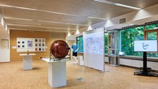 Bild der Galerie ohne Menschen- in der Mitte ist eine Skulptur