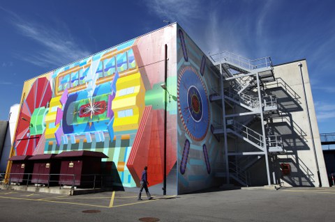 Das Gemälde am Gebäude des ATLAS-Detektors zeigt die Strukturen der Maschine, die sich innen unter die Erde graben.