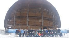 Die Studierendengruppe posiert vorm CERN-Globe