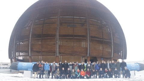 Die Studierendengruppe posiert vorm CERN-Globe