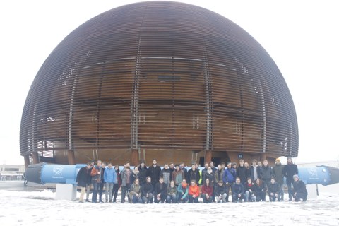 Die Studierendengruppe posiert vorm CERN-Globe