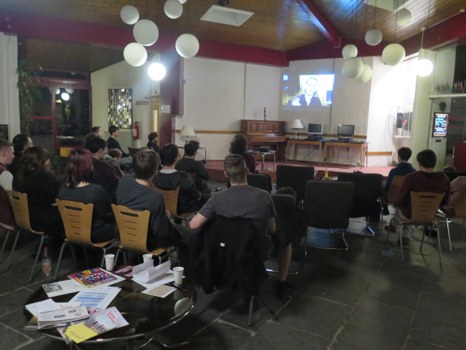 Studierende sehen sich ein Video über die Suche nach dem Higgs-Teilchen an.