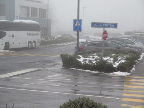 Ein Straßenschild zeigt den Namen der Straße: "Route A. Einstein".