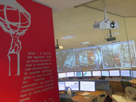 Im ATLAS-Besucherraum werfen die Studierenden einen Blick über die Schulter von Physikern einer Kontrollzentrale.