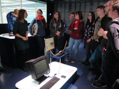 Einer der Ausstellungstische im CERN Control Centre stellt jahrzehntealte Computertechnik aus.
