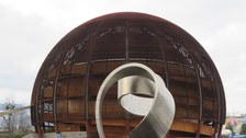Der Globe of Science and Innovation, ein Kugelhaus aus Holz und Glas, in Vollformat bei nebligem Wetter