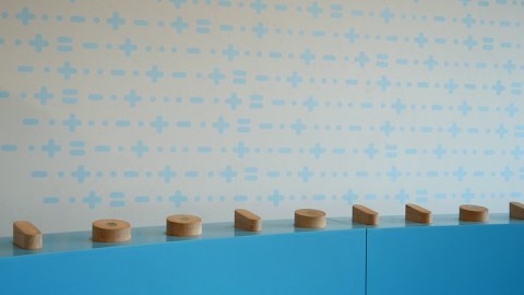 Ausstellungsobjekt mit plus und minus im Erlebnisland Mathematik