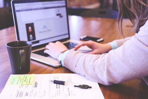 Student tippt auf einem Laptop