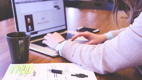 Student tippt auf einem Laptop