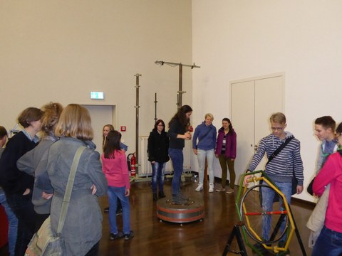 Schüler und Schülerinnen beim Experimentieren