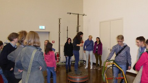 Schüler und Schülerinnen beim Experimentieren