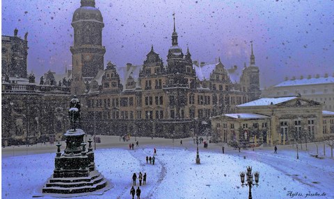 Der Dresdner Goldene Reiter in verschneiter Abenddämmerung