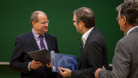 Preisübergabe an Prof. Arnd Bäcker