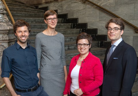 Vier der fünf Präsidiumsmitglieder stehen nebeneinander an einer Treppe