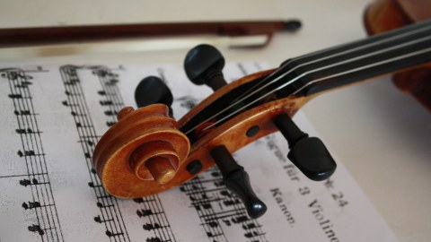 Eine Geige liegt auf einem Notenblatt