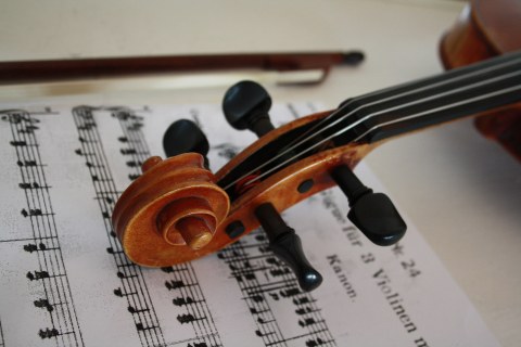 Eine Geige liegt auf einem Notenblatt