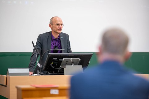 Prof. Carsten Timm spricht am Pult.