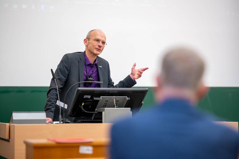 Prof. Carsten Timm am Pult im Hörsaal.