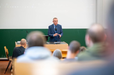 Blick von hinten im Hörsaal auf Prof. Roland Ketzmerick.