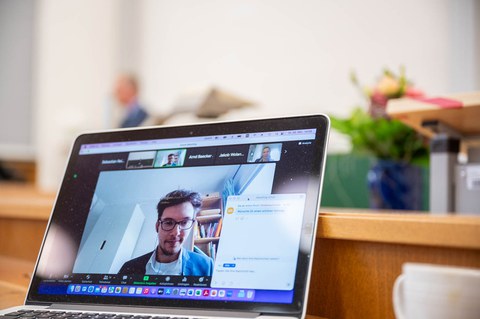 Der Preisträger ist online zugeschaltet. Blick auf den Bildschirm.