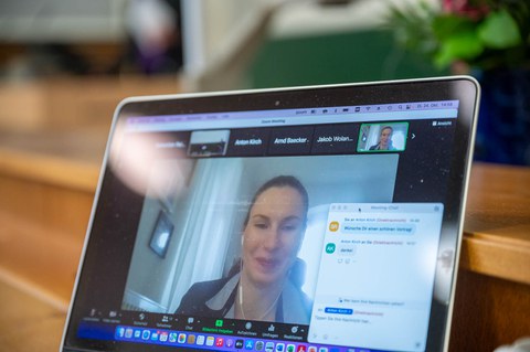 Bildschirmaufnahme einer Videozuschaltung der Preisträgerin.