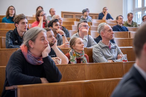 Gäste im Hörsaal schauen nach vorn.