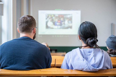 Zwei Menschen werden von hinten gezeigt.