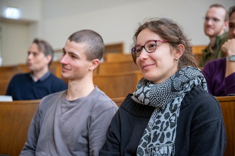 Zwei Menschen, die nach vorn schauen.