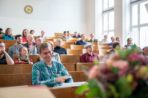 Blick in den gefüllten Hörsaal.