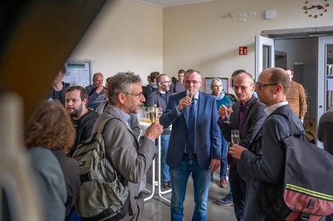 Lockeres Beisammensein im Foyer des Physik-Gebäudes.