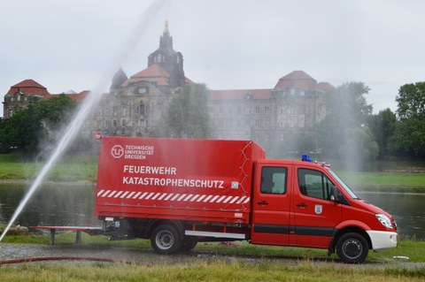 Fahrzeug der Betrieblichen Feuerwehr an der Elbe