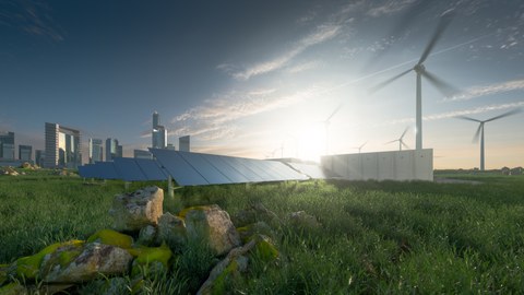 Bild von Windkraftwerk und Solarzellen im grünen vor einer Stadt aus Glas