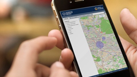  Das Foto zeigt ein Smartphone welches von einer Person genutzt wird. Auf dem Bildshirm des Smartphones ist die Campus Navigator App der TU Dresden geöffnet.