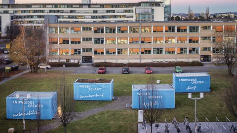 "StartupCubes" der TU Dresden. Vier blaue Container, in denen ausgewählte Personen an ihren neuen Projekten arbeiten können.